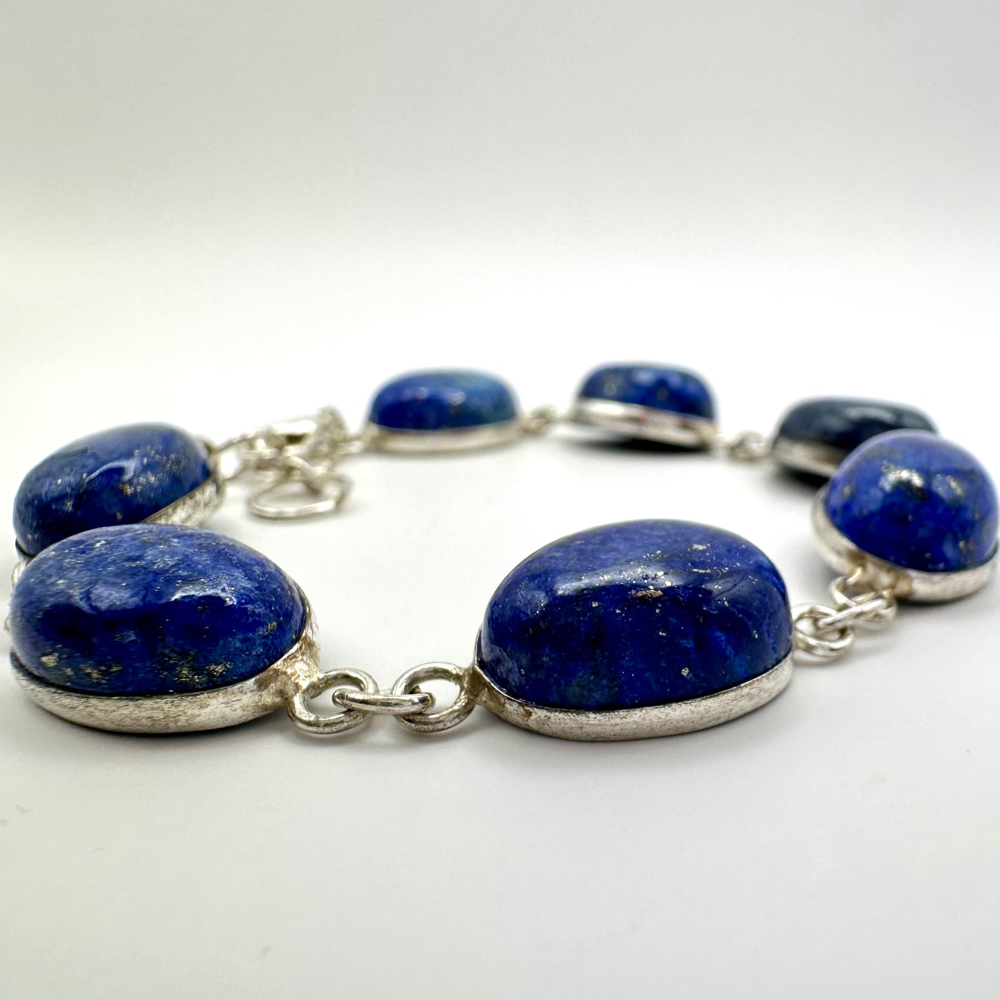 Armband mit Lapis Lazuli und Edelstahl – Zeitloses Blau