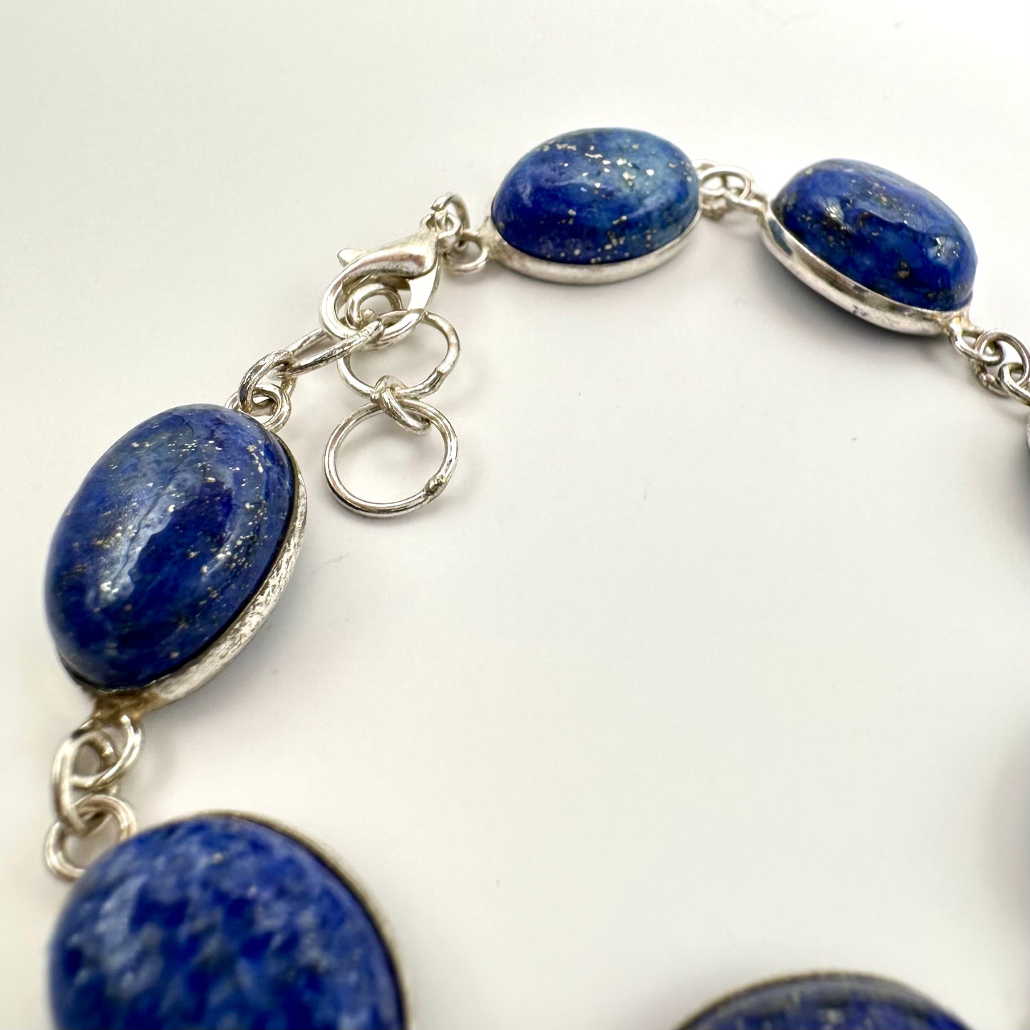 Armband mit Lapis Lazuli und Edelstahl – Zeitloses Blau