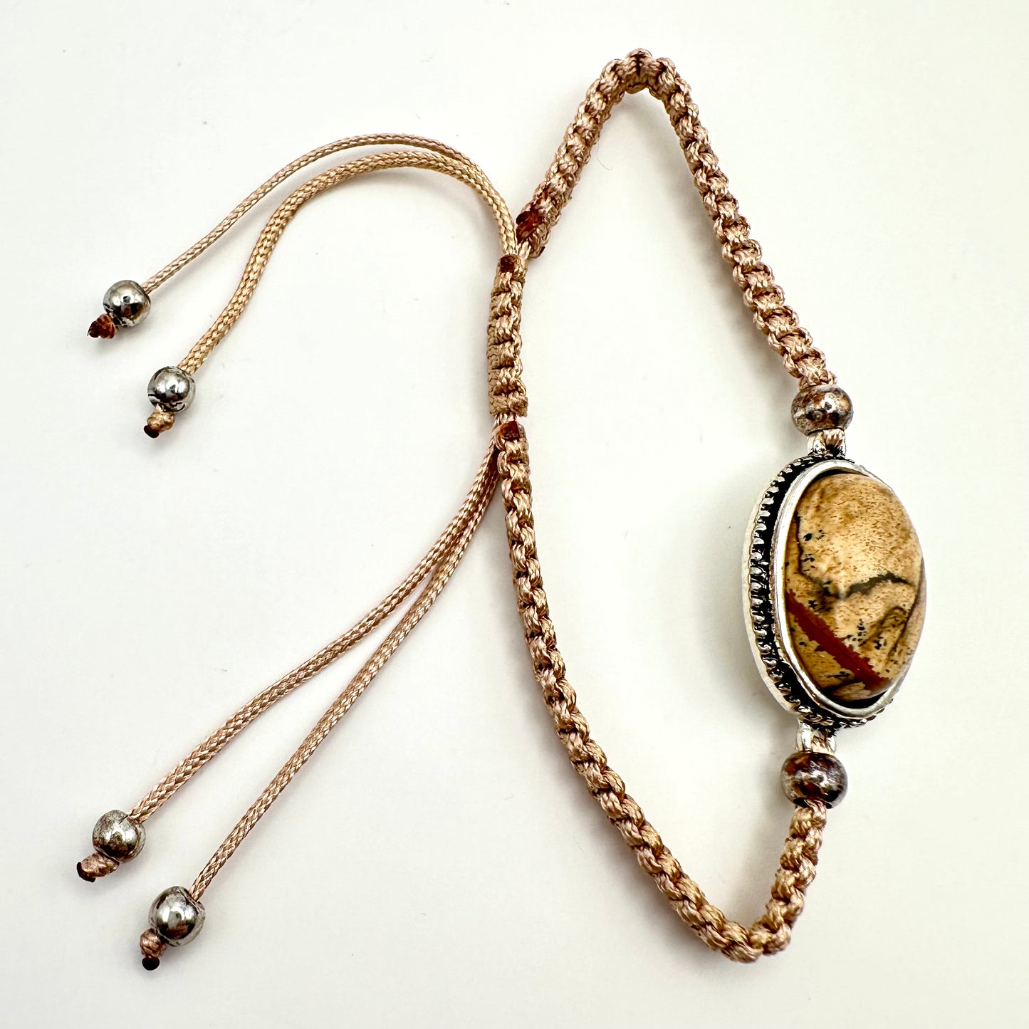 Damen-Armband mit Jaspis-Naturstein im Makramee-Stil