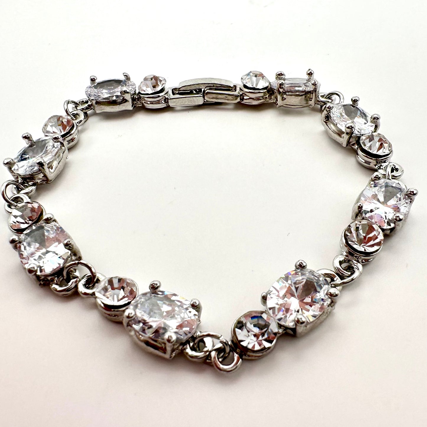 Damen-Armband „Teardrop Elegance“ mit Zirkonia-Besatz