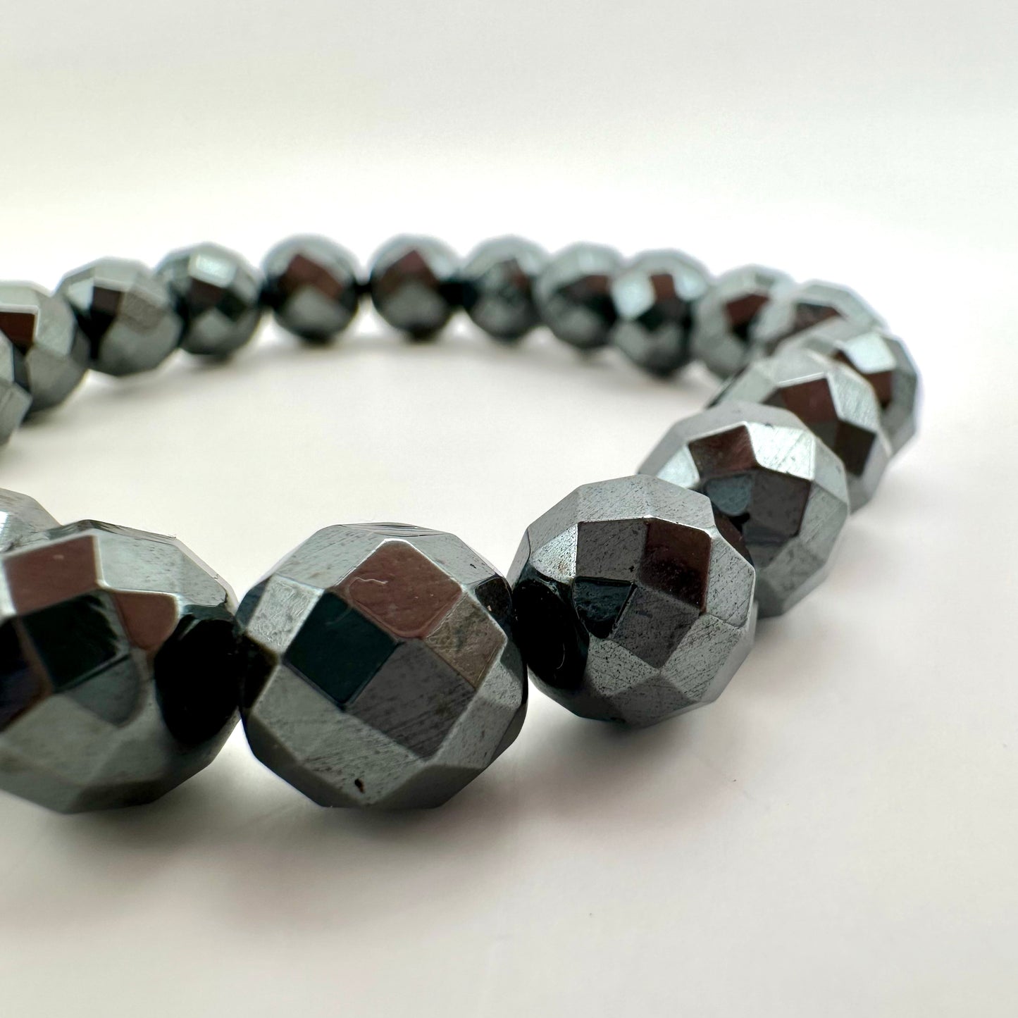 Hämatit-Armband – Geometrische Eleganz