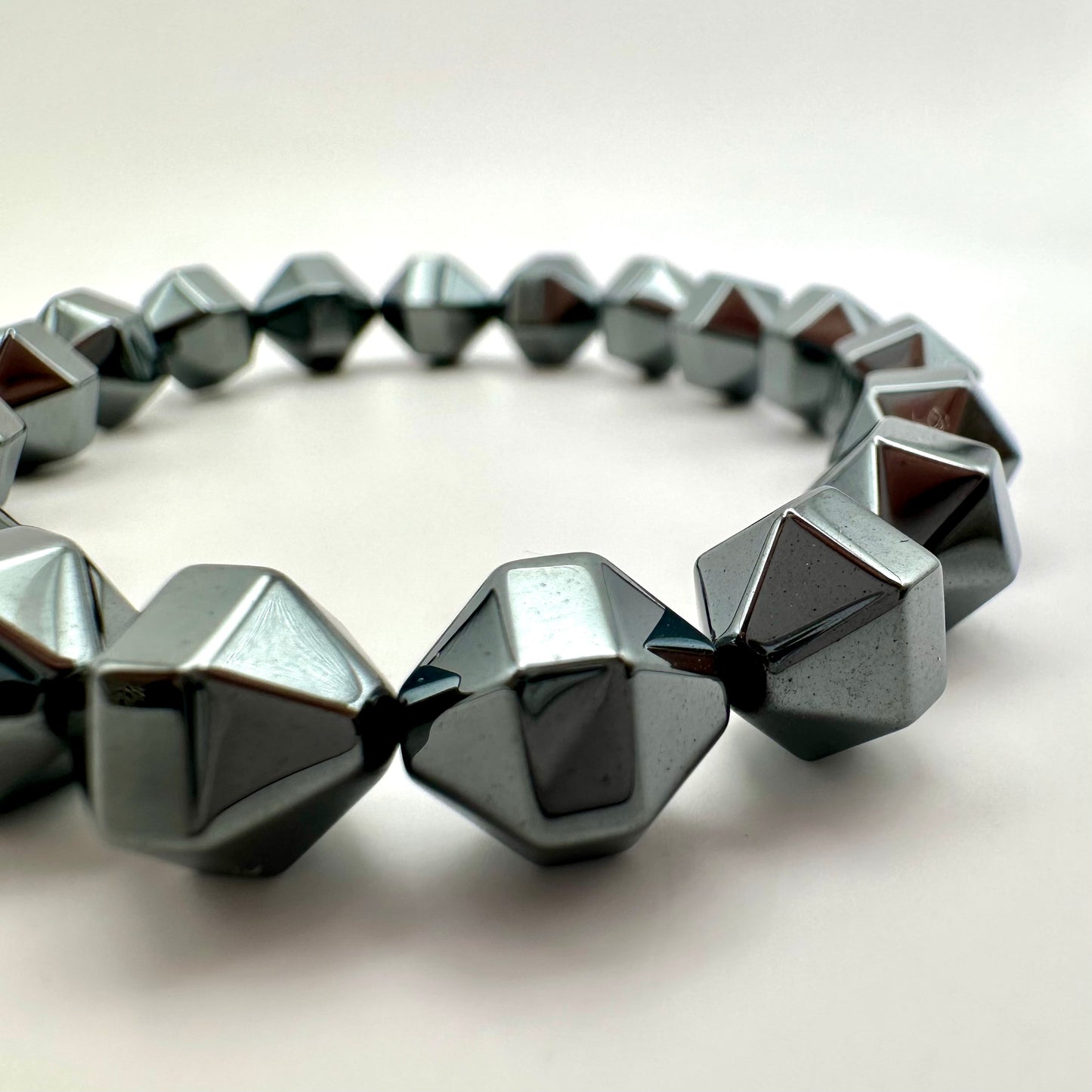 Hämatit-Armband – Geometrische Eleganz