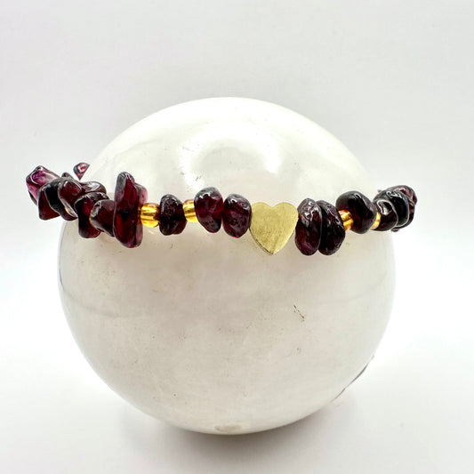 Armband mit Granat und Herz-Anhänger – Romantische Eleganz