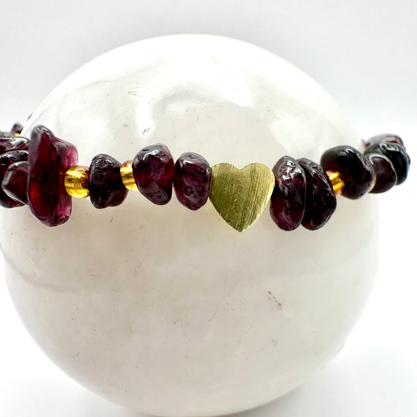 Armband mit Granat und Herz-Anhänger – Romantische Eleganz