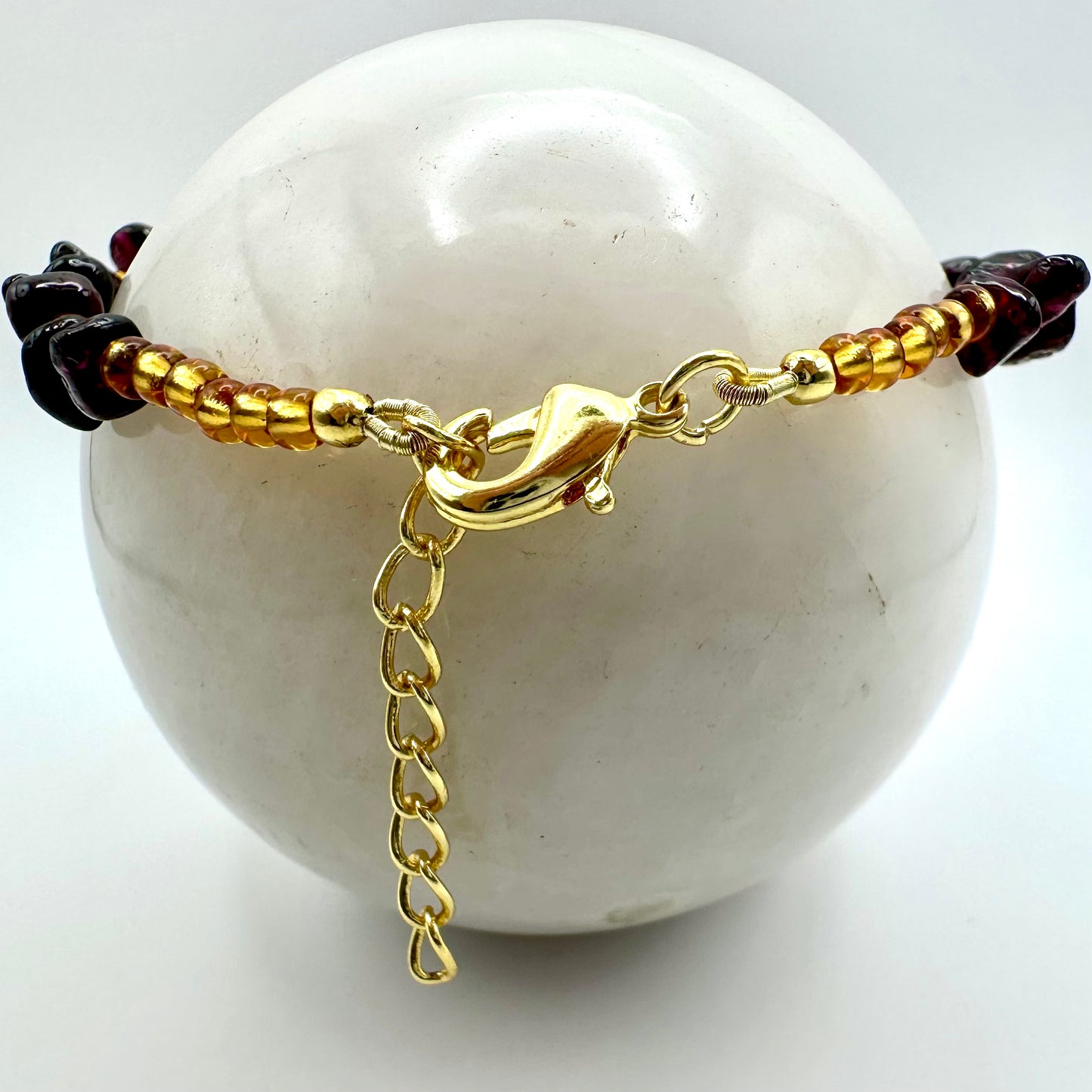 Armband mit Granat und Herz-Anhänger – Romantische Eleganz