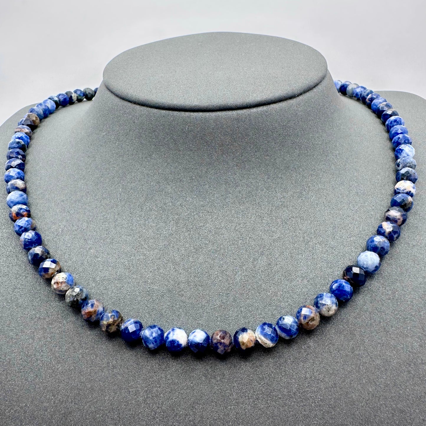 Schmuck-Set aus facettiertem Sodalith (Halskette & Armband)