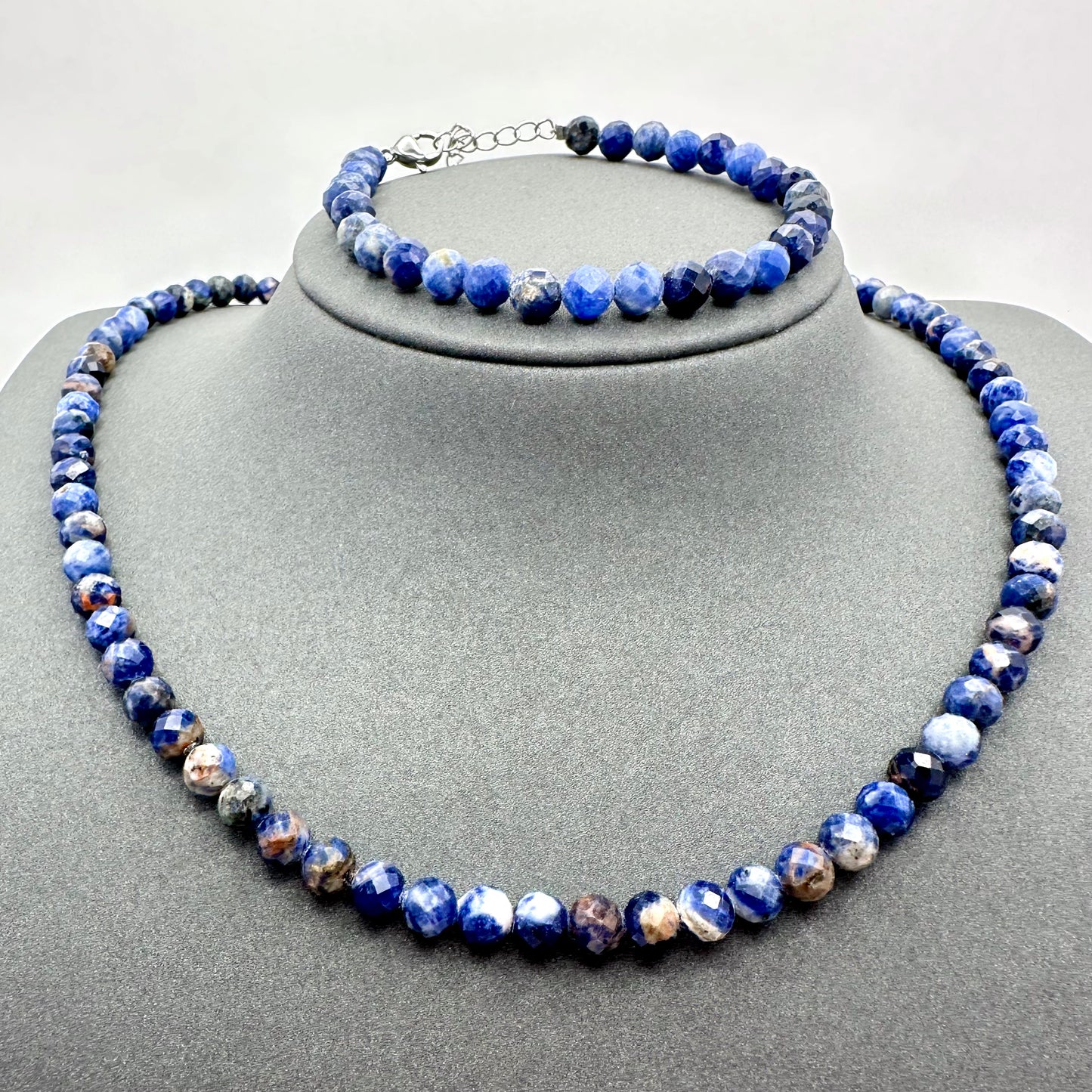 Schmuck-Set aus facettiertem Sodalith (Halskette & Armband)