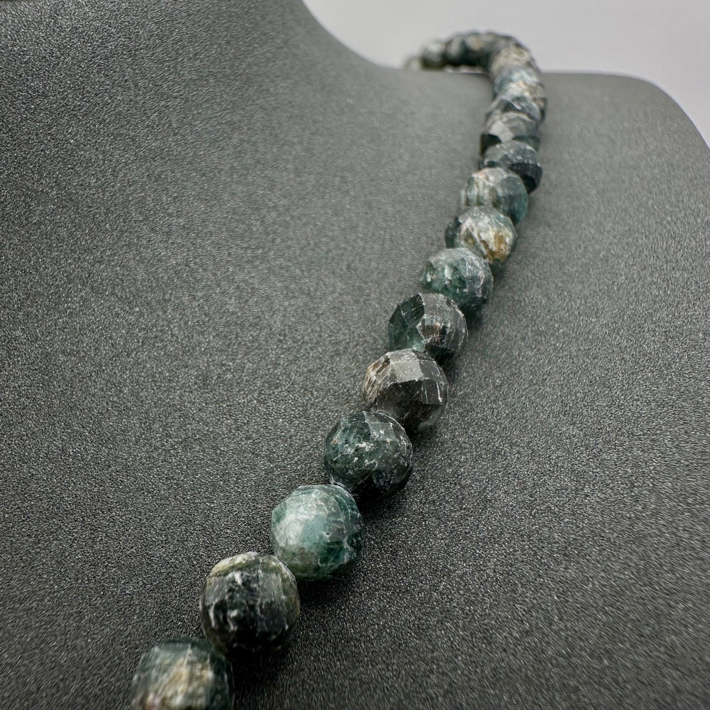 Schmuck-Set aus facettiertem Seraphinit (Halskette & Armband)