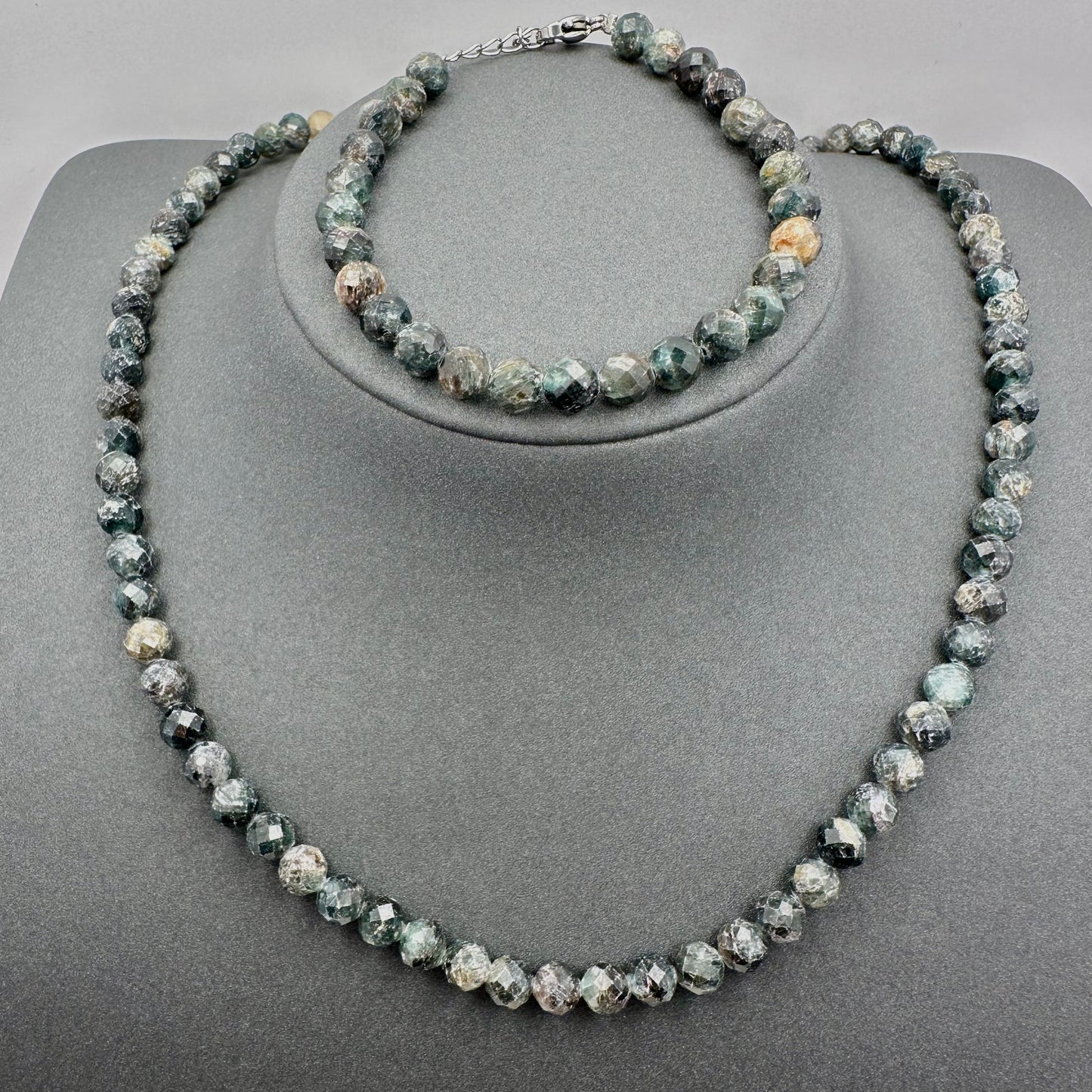 Schmuck-Set aus facettiertem Seraphinit (Halskette & Armband)