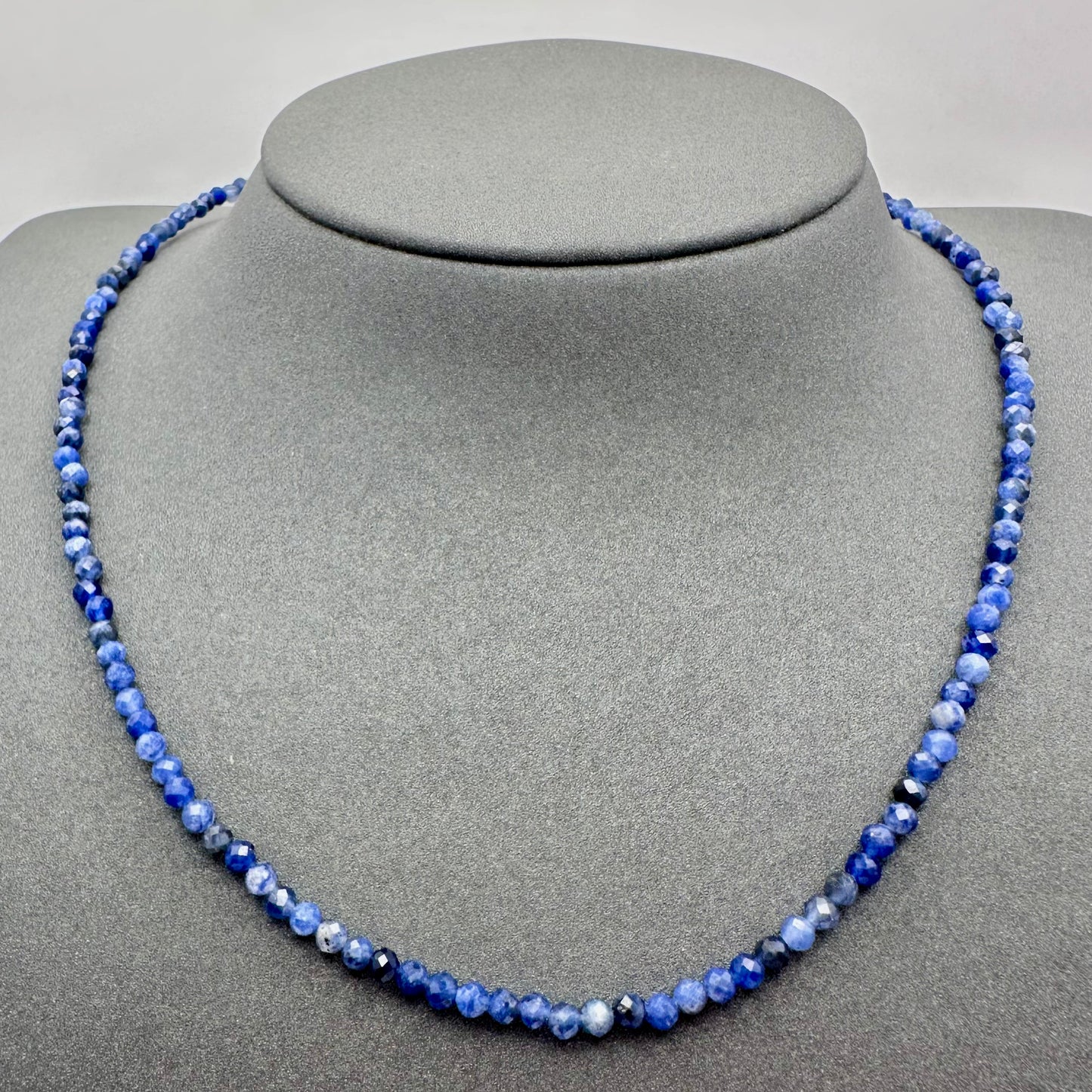 Schmuck-Set aus facettiertem Sodalith (Halskette & Armband)