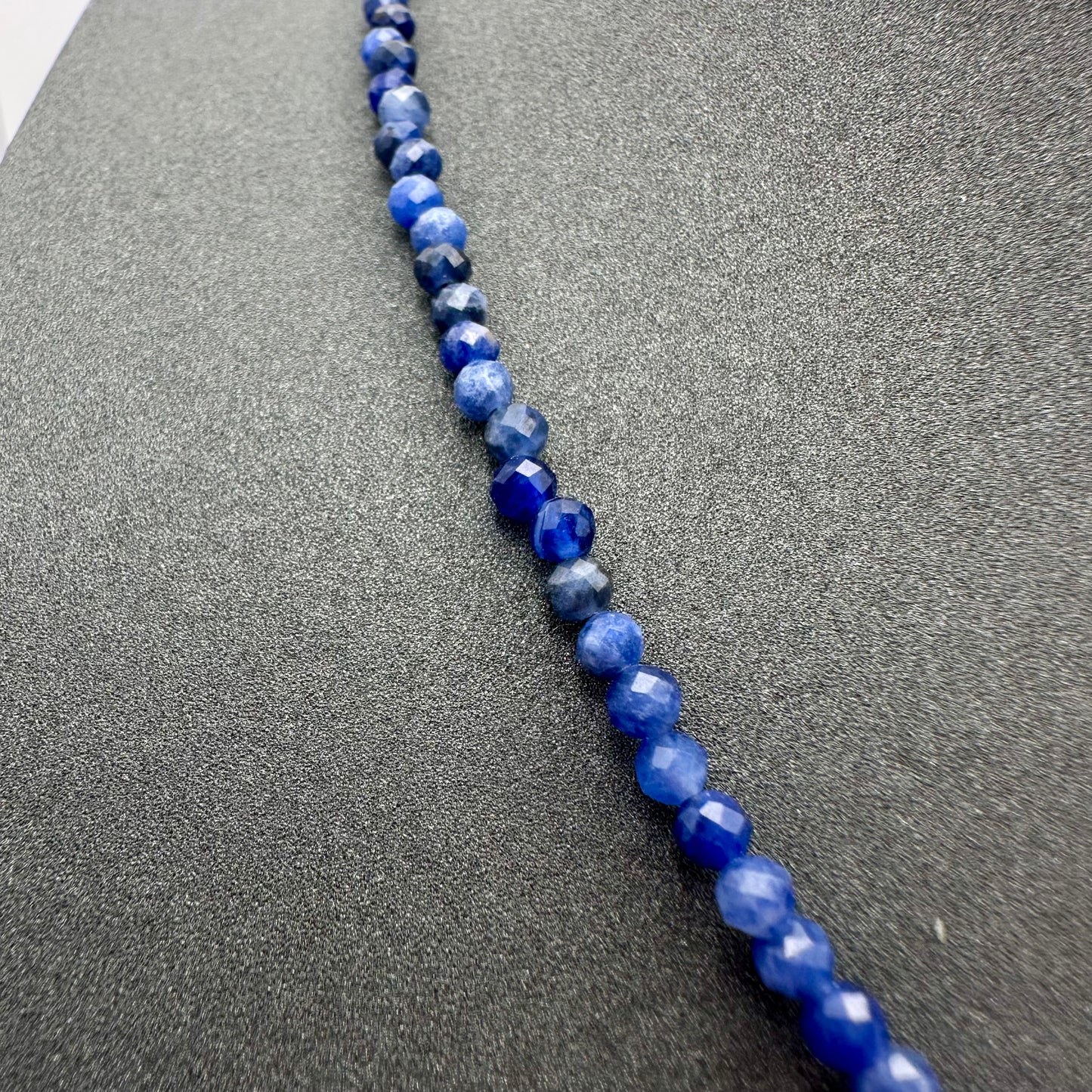Schmuck-Set aus facettiertem Sodalith (Halskette & Armband)
