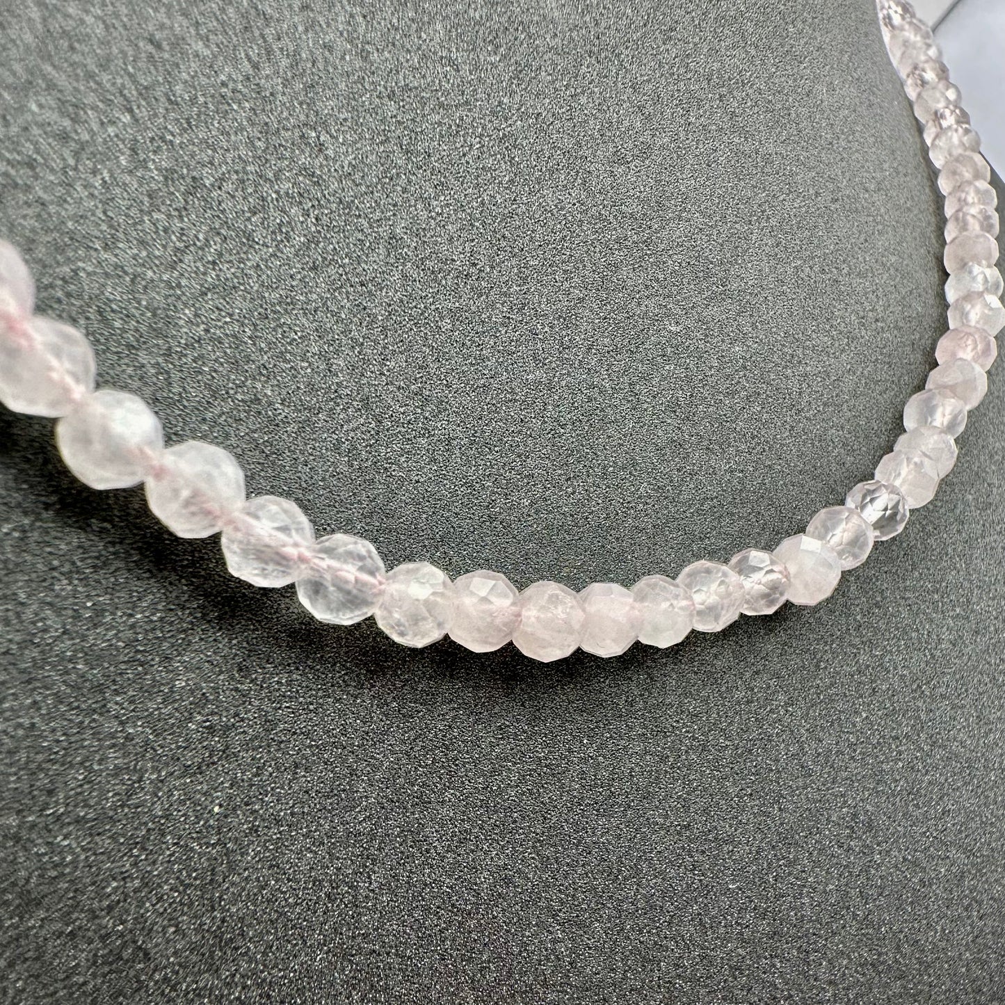 Schmuck-Set aus facettiertem Rosenquarz (Halskette & Armband)
