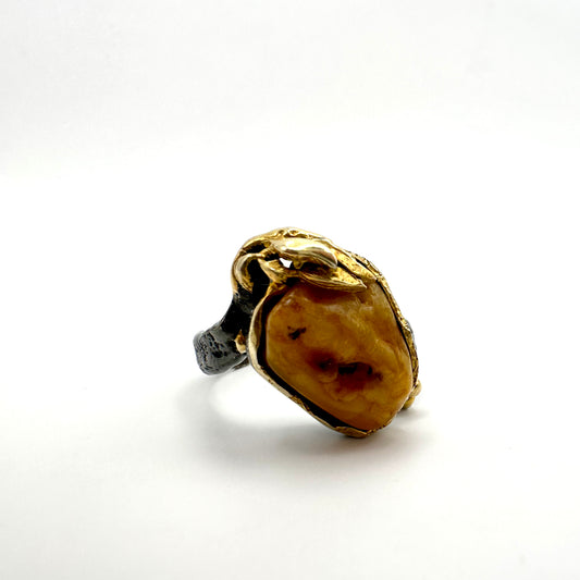 Ring mit Bernstein – Archaische Naturkraft