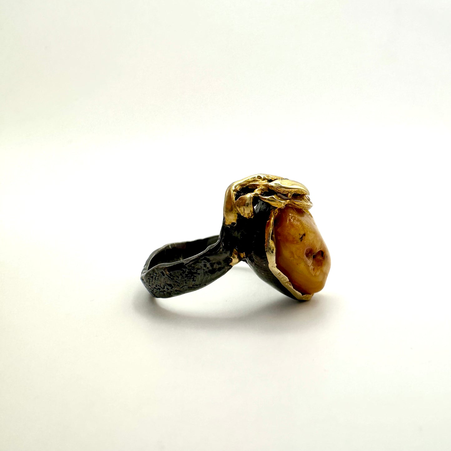Ring mit Bernstein – Archaische Naturkraft