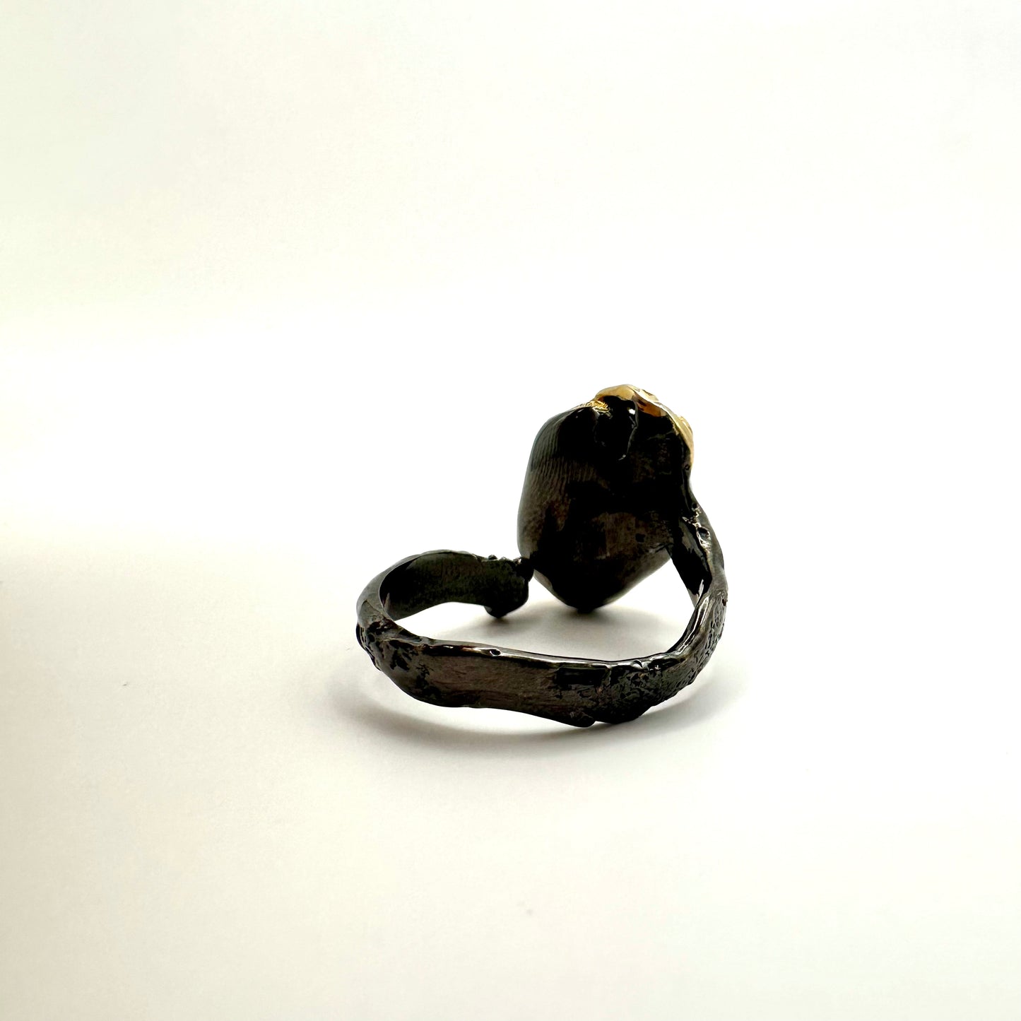 Ring mit Bernstein – Archaische Naturkraft