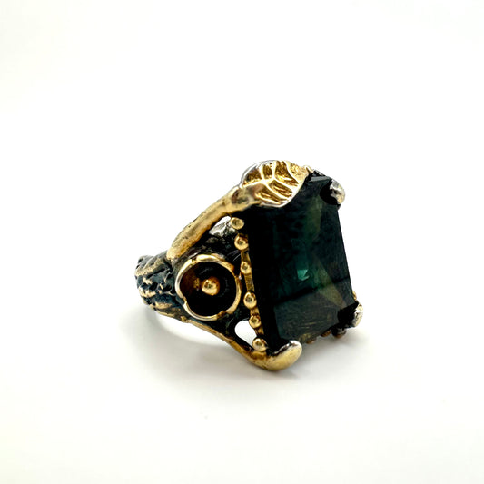 Ring mit grünem Alexandrit – Florale Eleganz