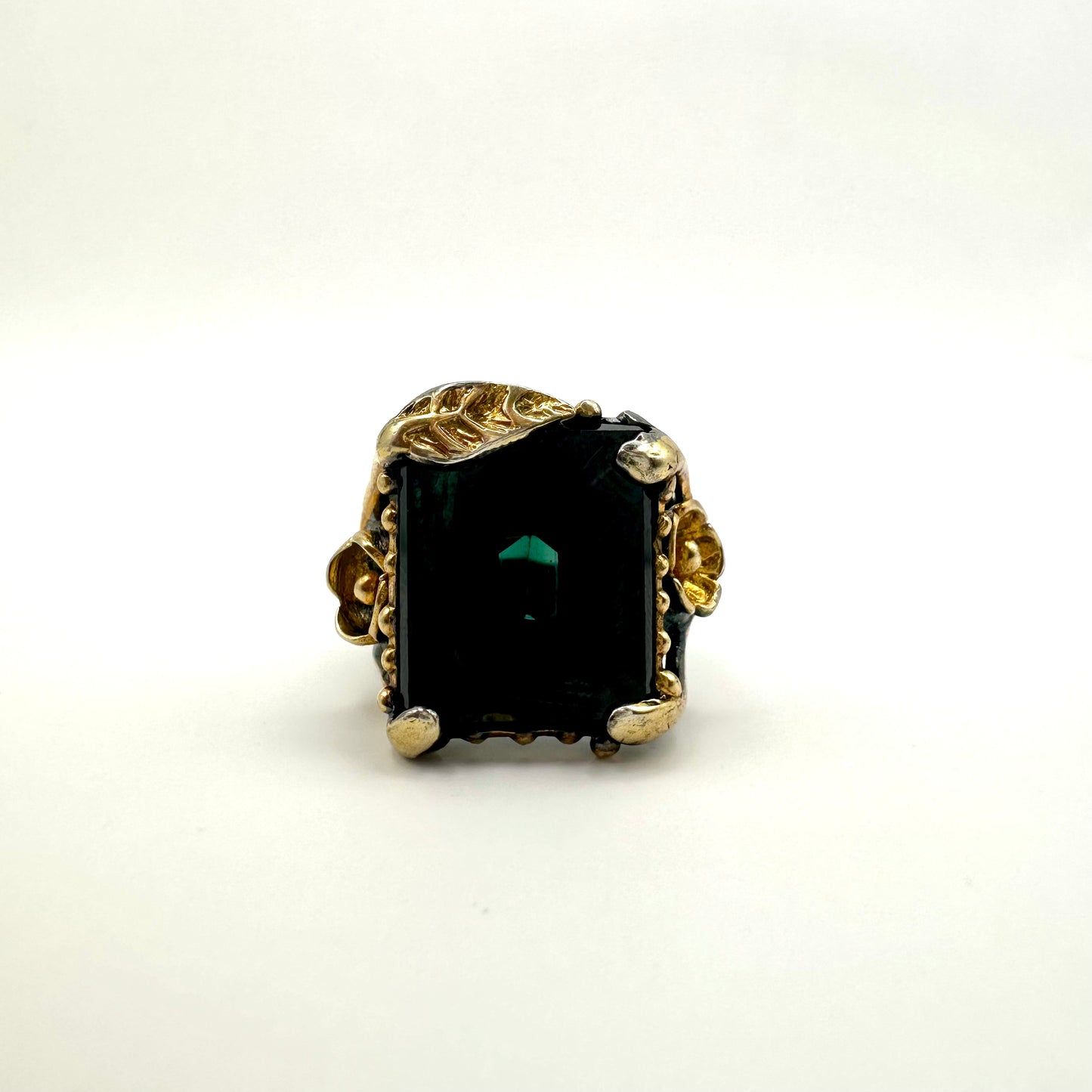 Ring mit grünem Alexandrit – Florale Eleganz