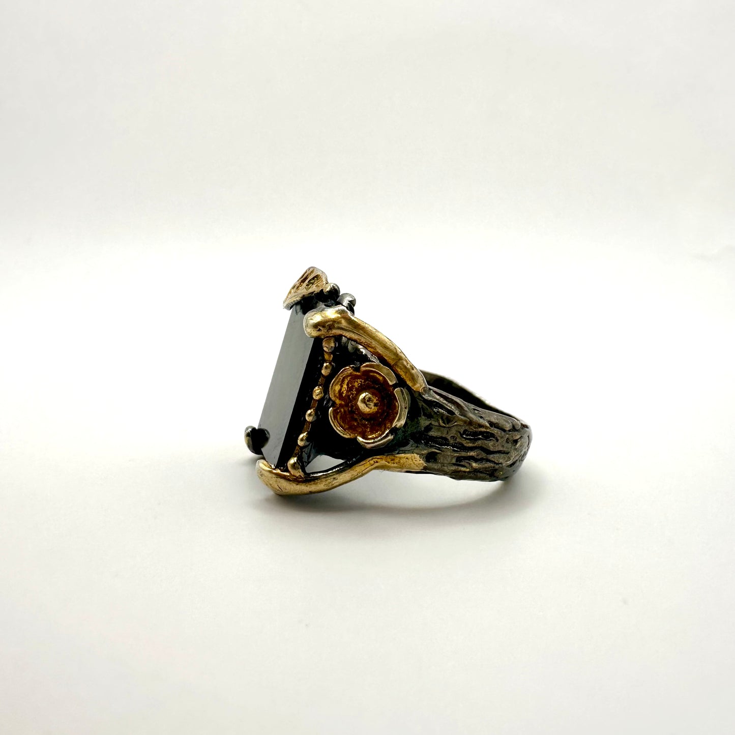 Ring mit grünem Alexandrit – Florale Eleganz