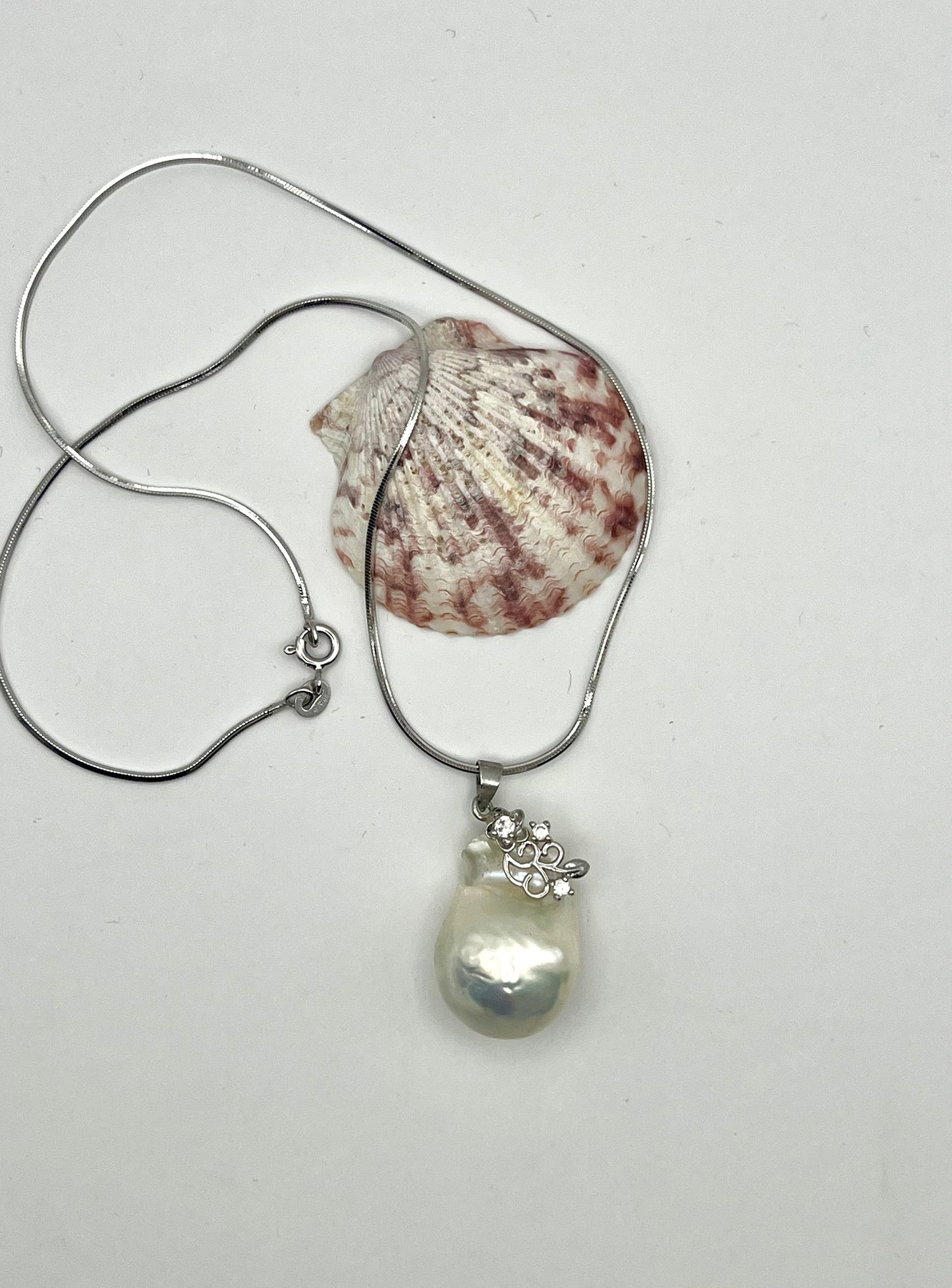 Halskette aus 925 Silber mit einem einzigartigen Anhänger aus natürlicher Süßwasserperle