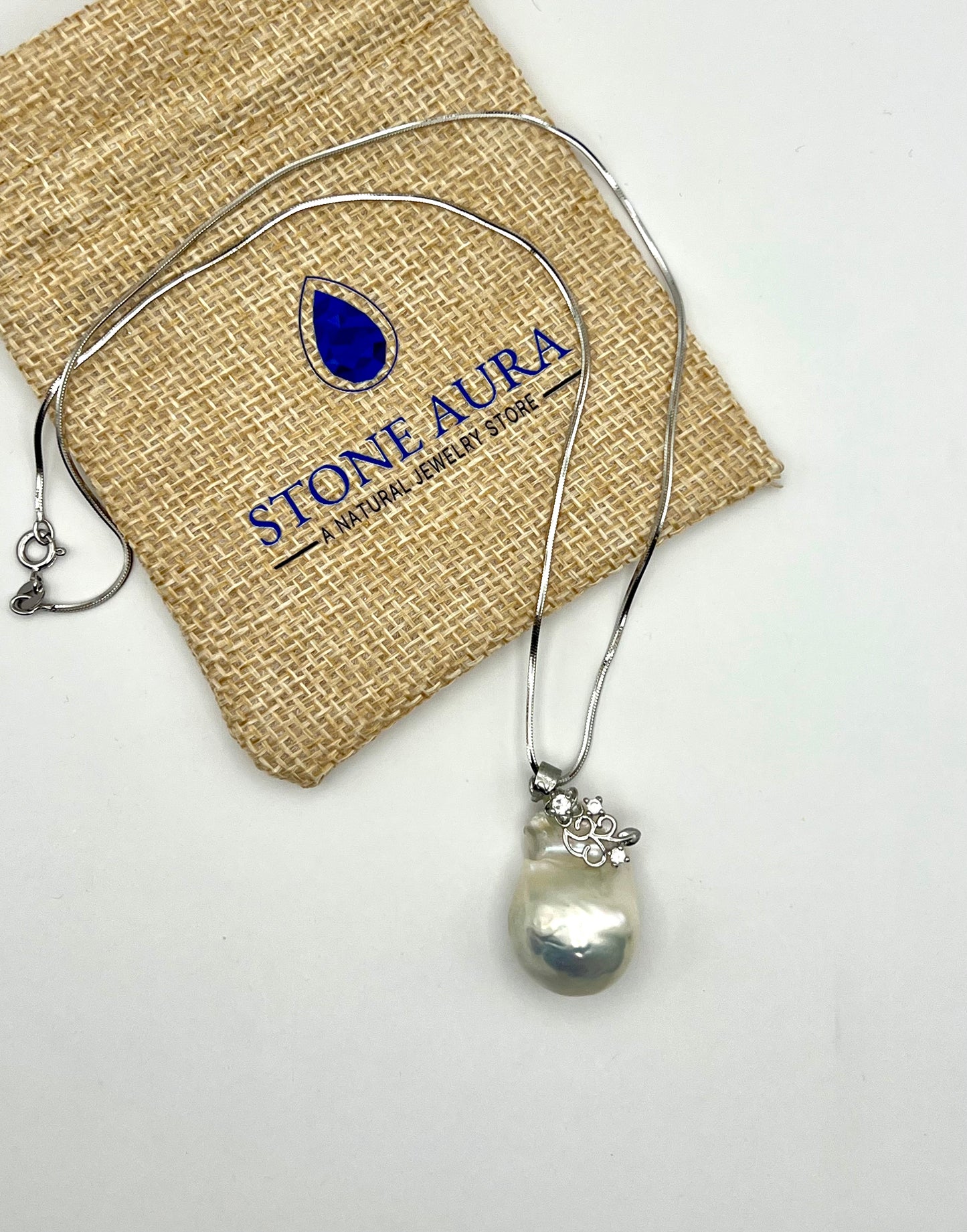 Halskette aus 925 Silber mit einem einzigartigen Anhänger aus natürlicher Süßwasserperle