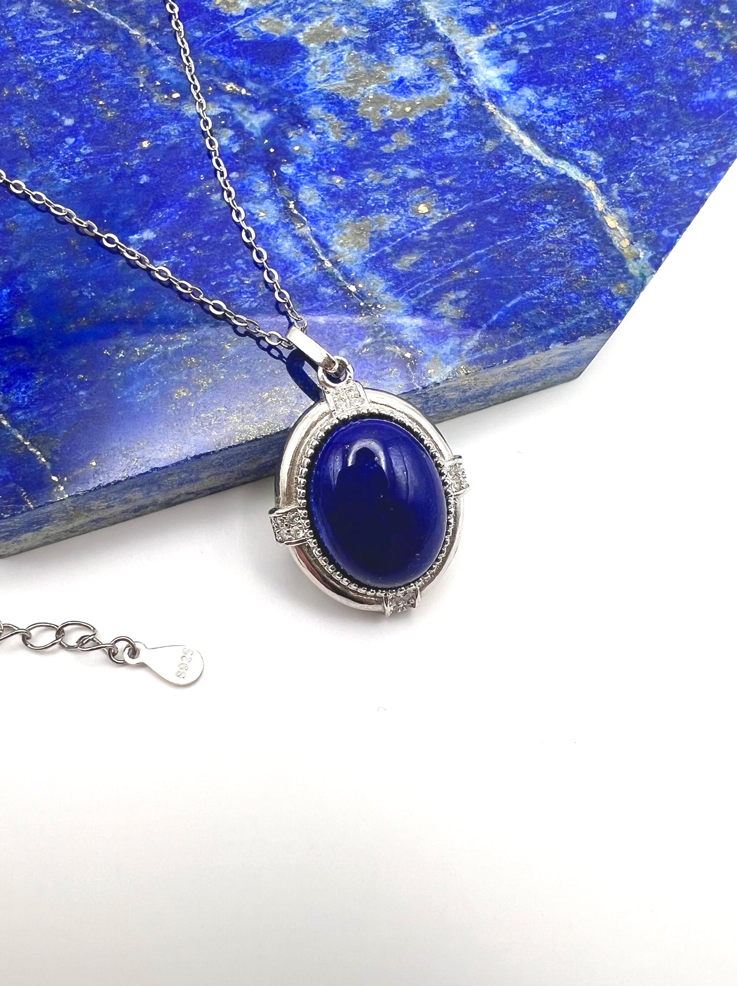 Zeitloser Anhänger mit Kette aus hochwertigem 925er Silber