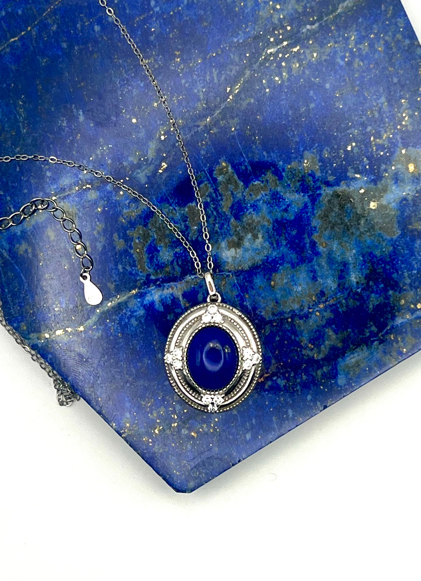 Halskette aus 925 Sterling Silber mit einem faszinierenden Lapislazuli-Anhänger
