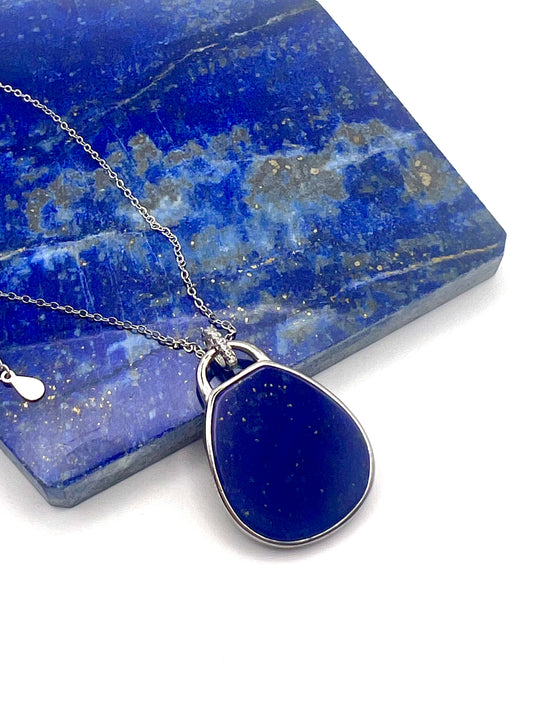 Statement-Anhänger aus glänzendem 925er Silber mit einer Kette