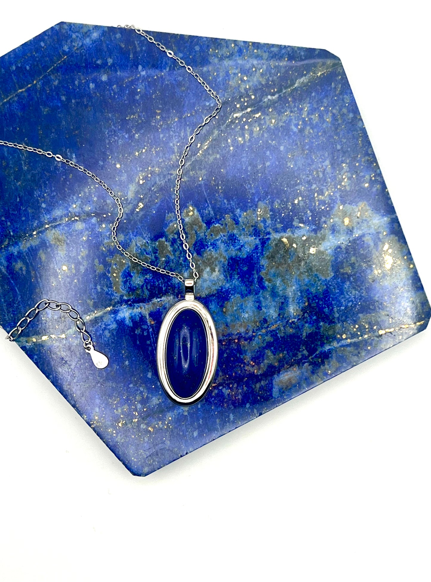 Halskette aus 925er Silber mit einem natürlichen Lapislazuli-Anhänger