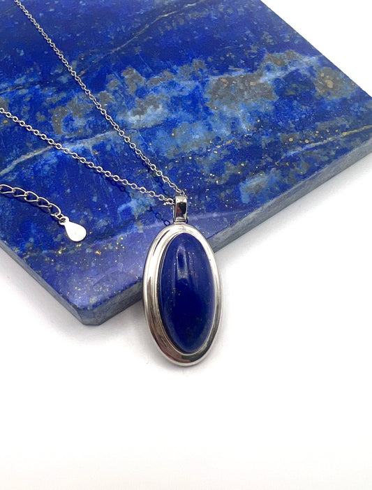 Halskette aus 925er Silber mit einem natürlichen Lapislazuli-Anhänger