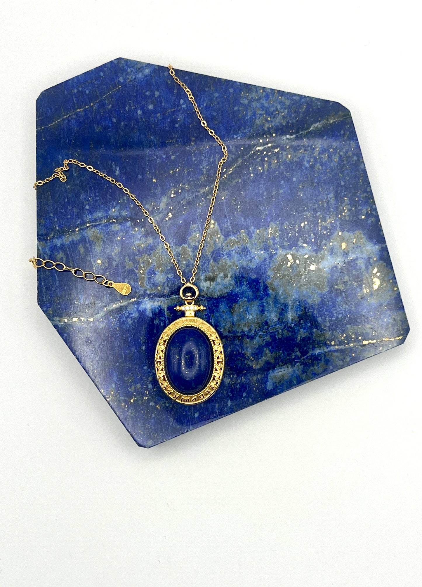 Vergoldete 925er Silberkette mit einem faszinierenden Lapislazuli-Anhänger