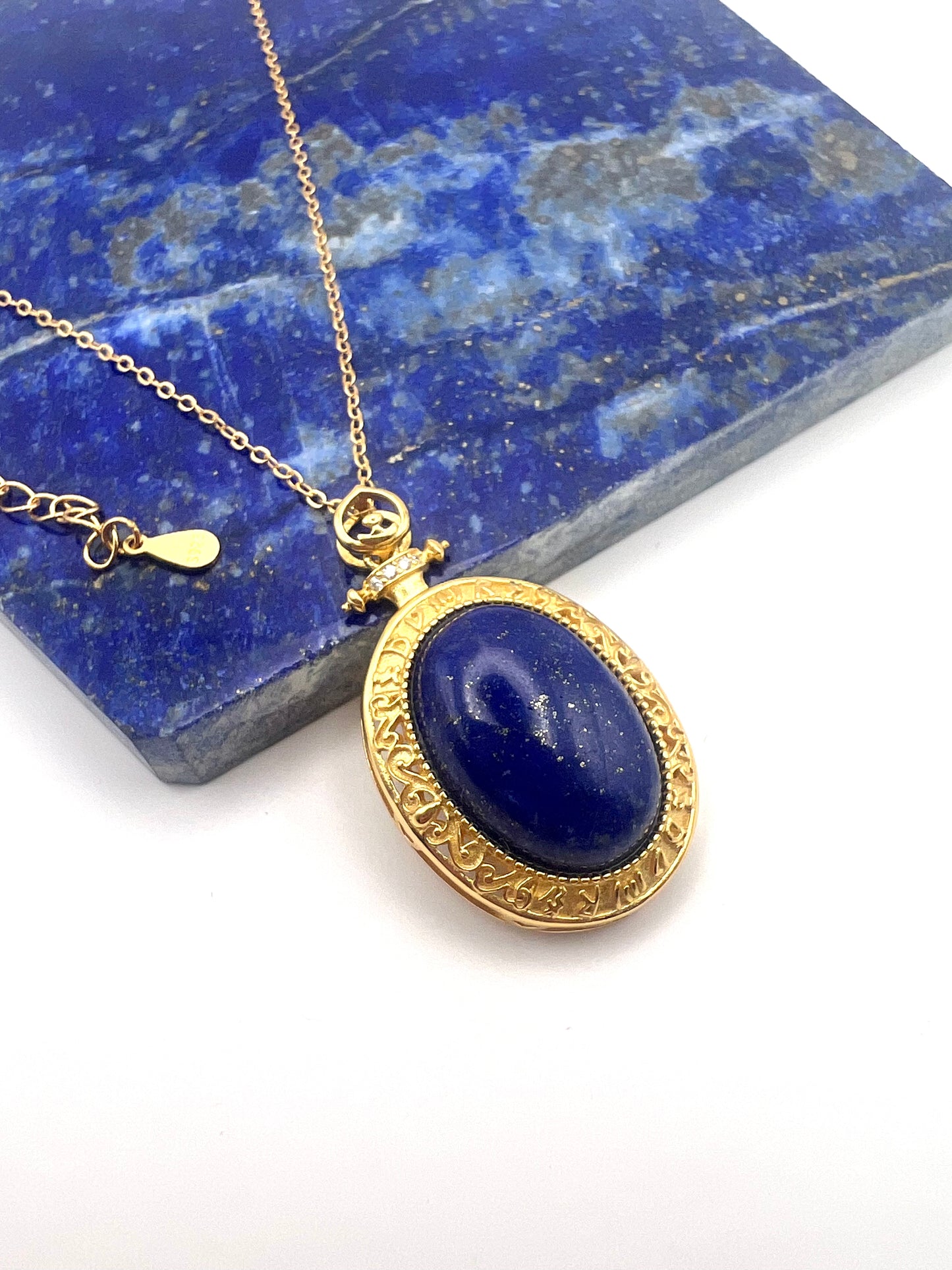 Vergoldete 925er Silberkette mit einem faszinierenden Lapislazuli-Anhänger
