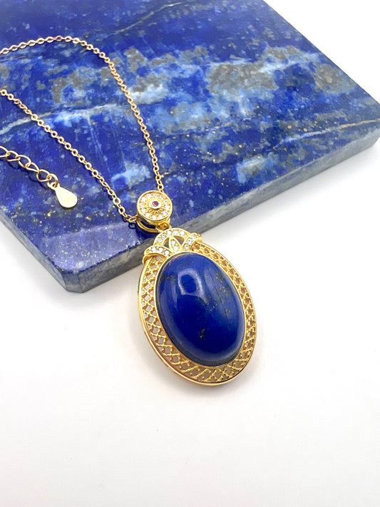 Kettenanhänger aus vergoldetem 925er Silber mit einem tiefblauen Lapislazuli-Cabochon