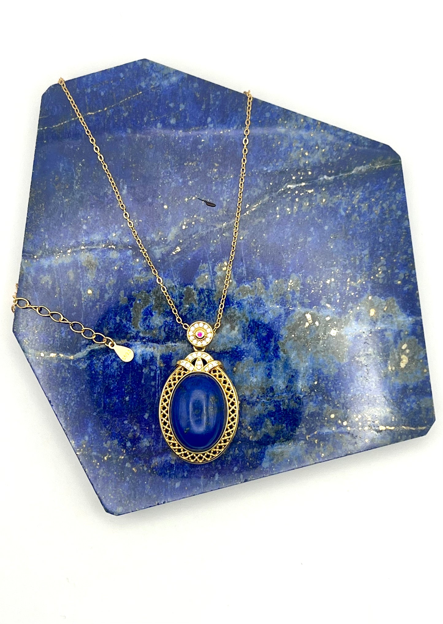 Kettenanhänger aus vergoldetem 925er Silber mit einem tiefblauen Lapislazuli-Cabochon