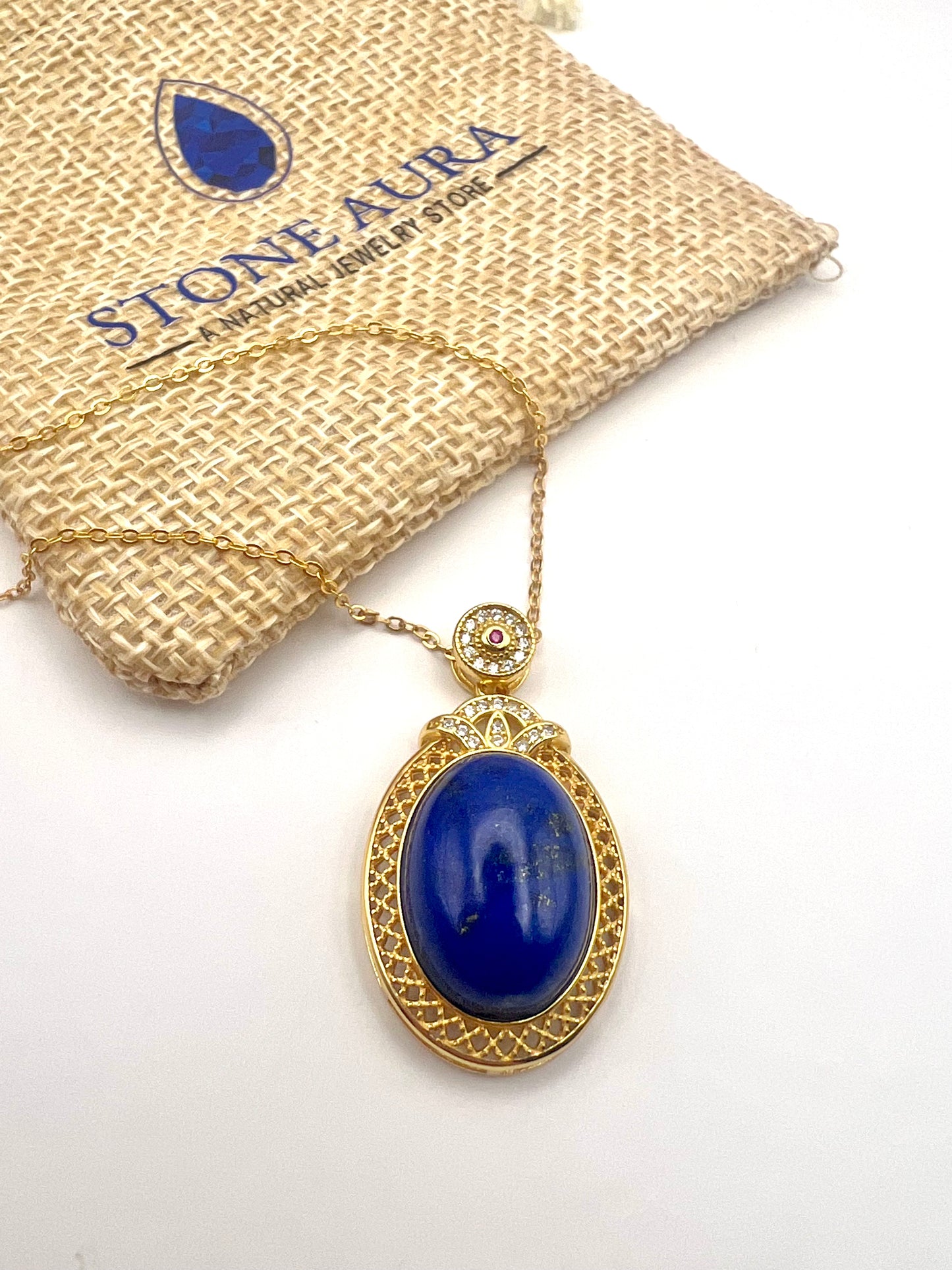 Kettenanhänger aus vergoldetem 925er Silber mit einem tiefblauen Lapislazuli-Cabochon